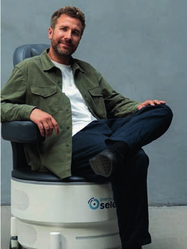 Ein Patient sitzt vollständig bekleidet auf dem EMP Chair Pro Select